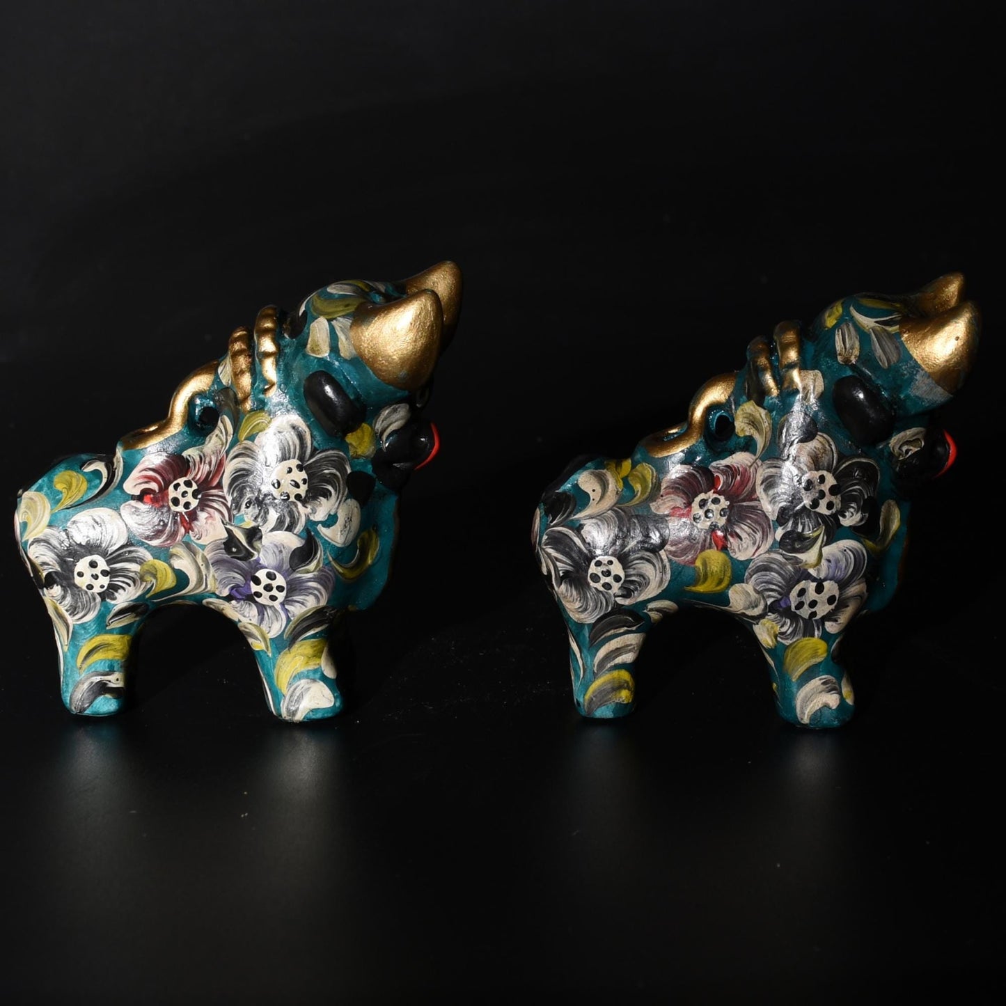 Pair of Ceramic Pucara Bulls hand painted Sacred Valley Peru B52505