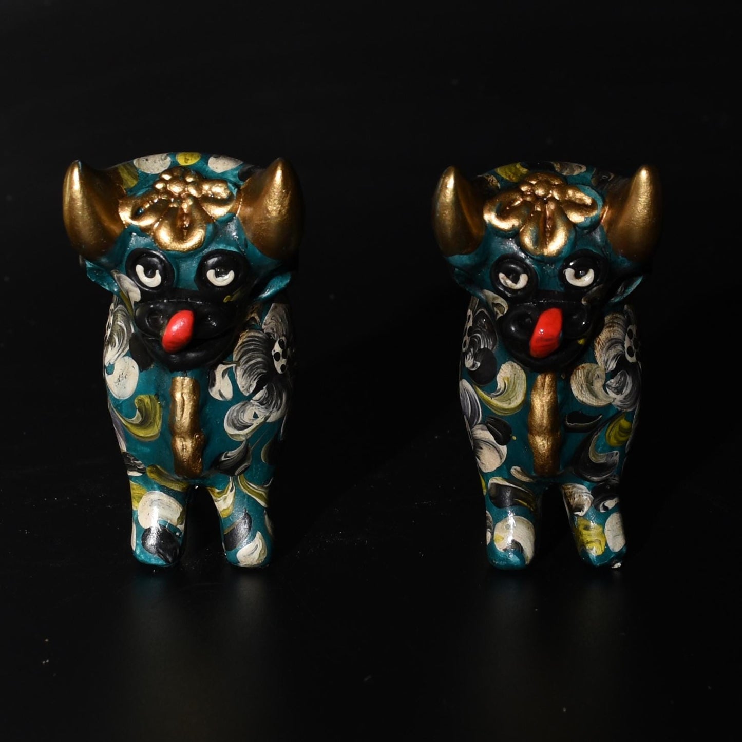 Pair of Ceramic Pucara Bulls hand painted Sacred Valley Peru B52505