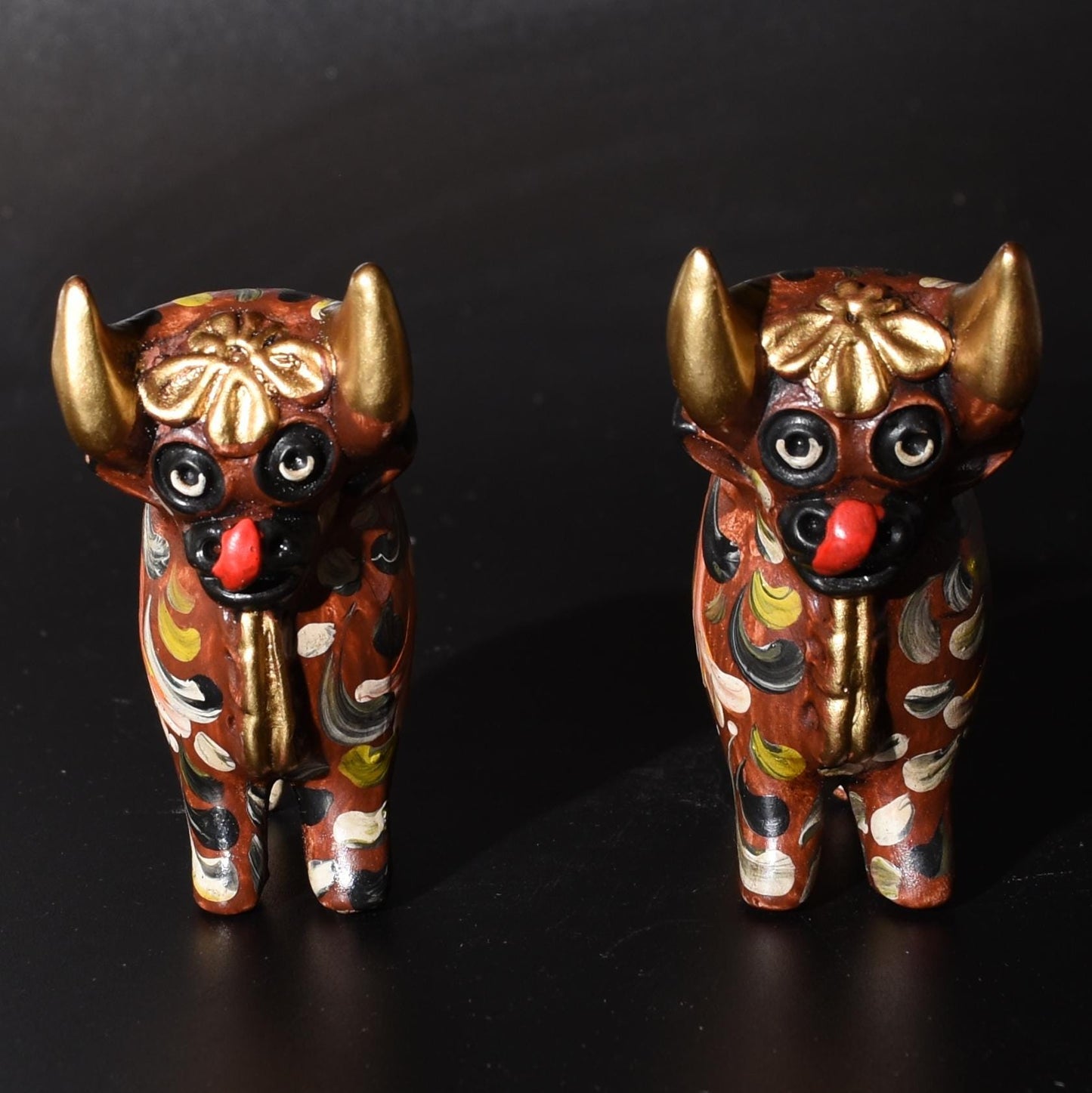 Pair of Ceramic Pucara Bulls hand painted Sacred Valley Peru B52509