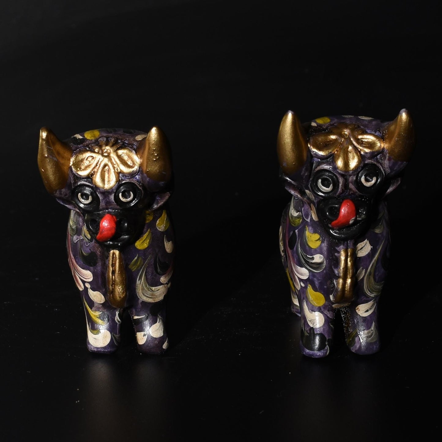 Pair of Ceramic Pucara Bulls hand painted Sacred Valley Peru B52507