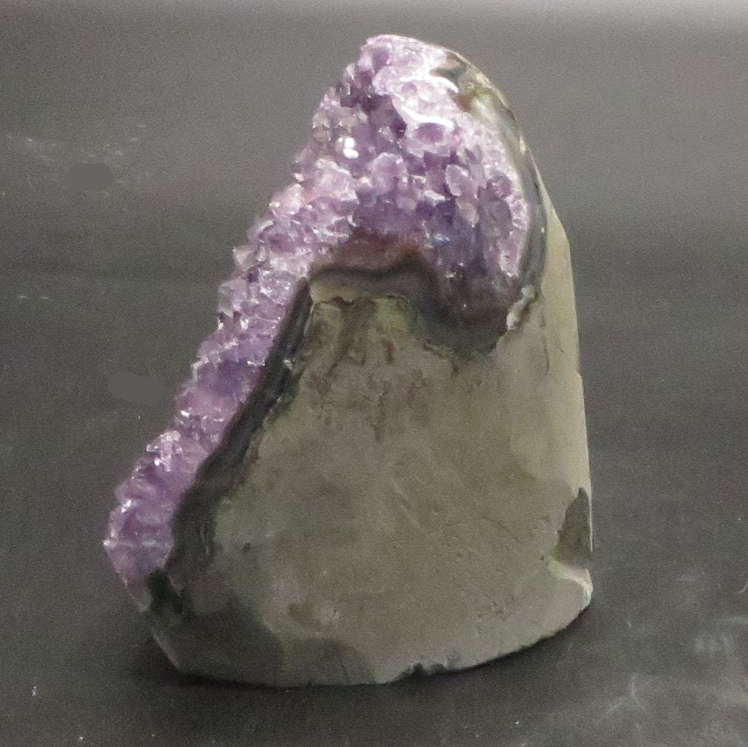 Amethyst Crystal Geode 3 7/8" tall 3 1/4" wide 25 ounces LWAG105
