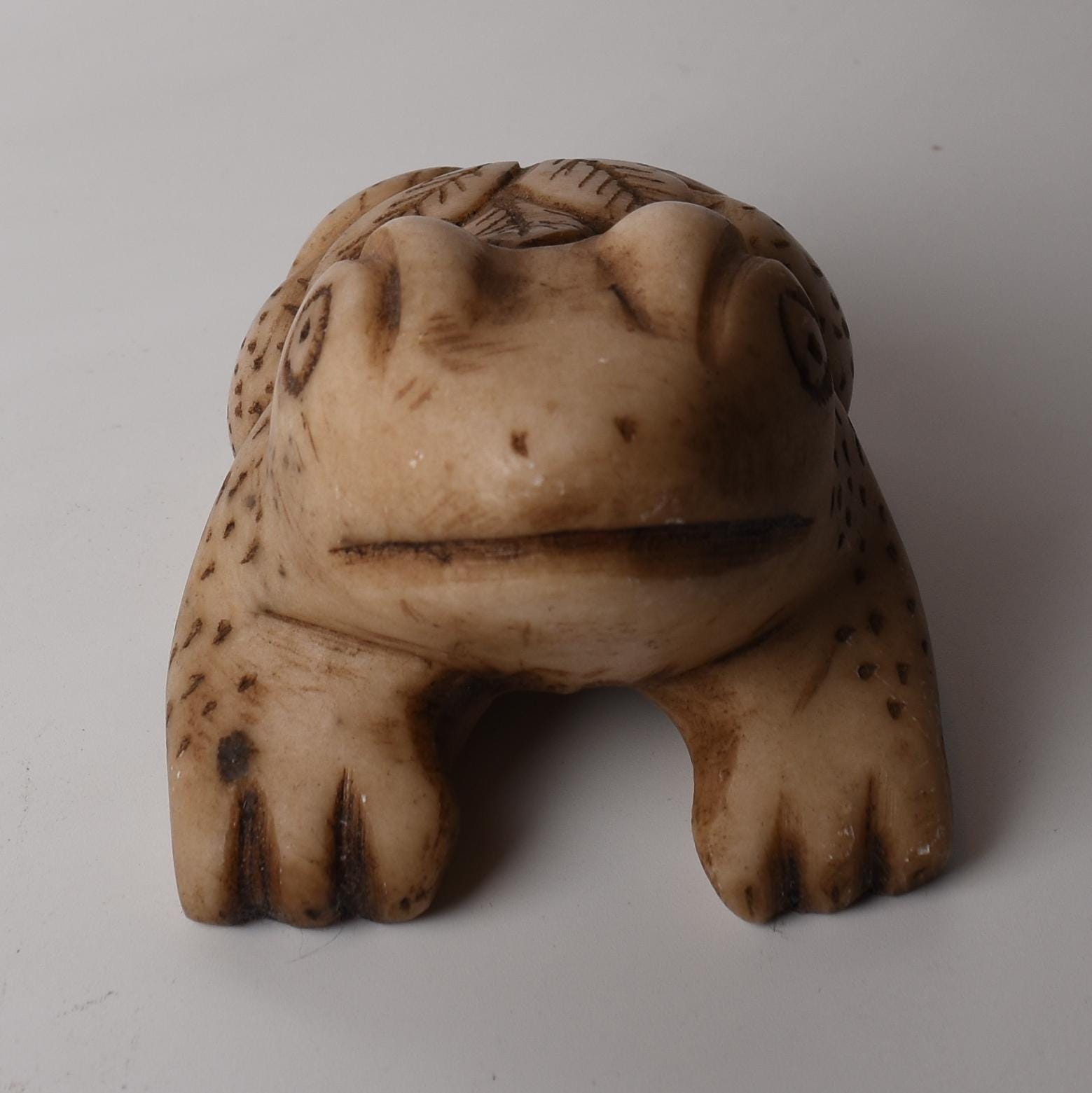 Caliza Stone Frog Power Animal Coca Leaf Q'intu carving hand crafted Sacred Valley Peru S52523 - Shaman Things