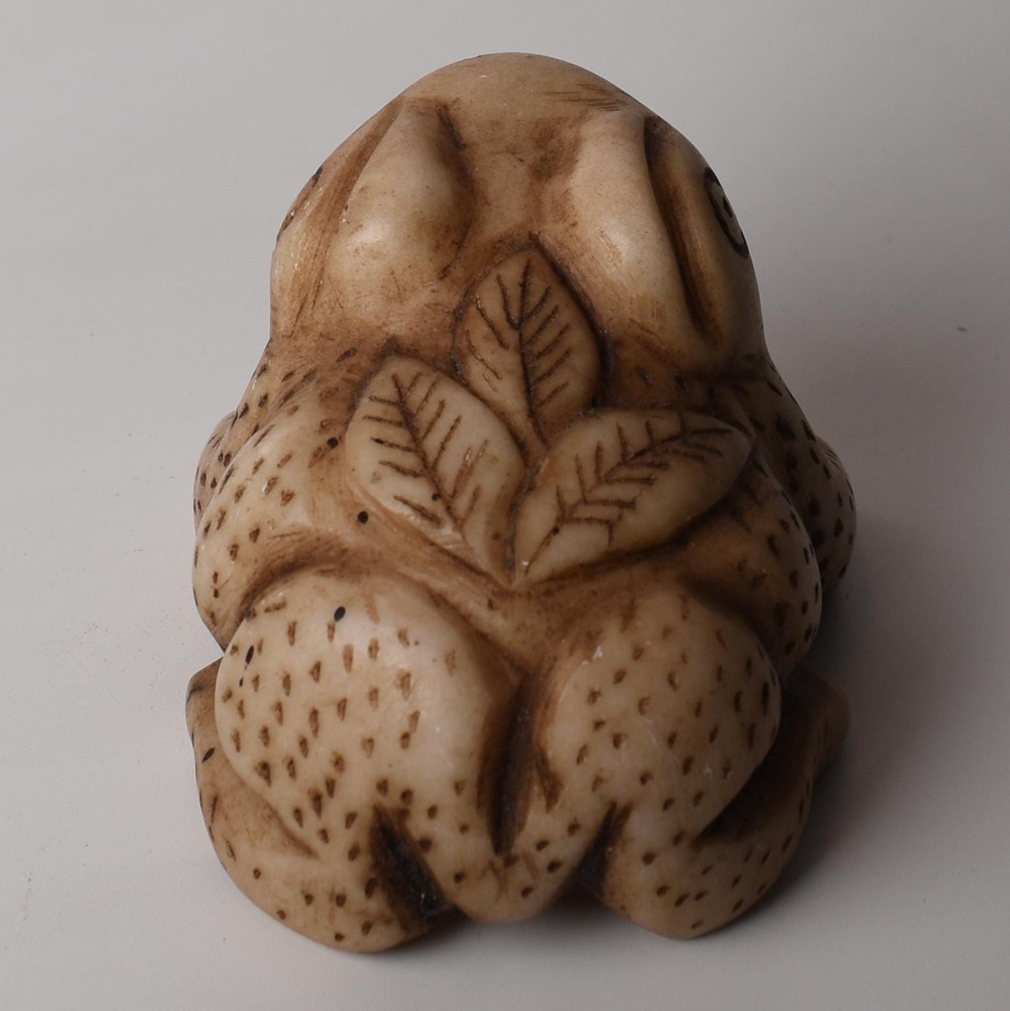 Caliza Stone Frog Power Animal Coca Leaf Q'intu carving hand crafted Sacred Valley Peru S52523 - Shaman Things