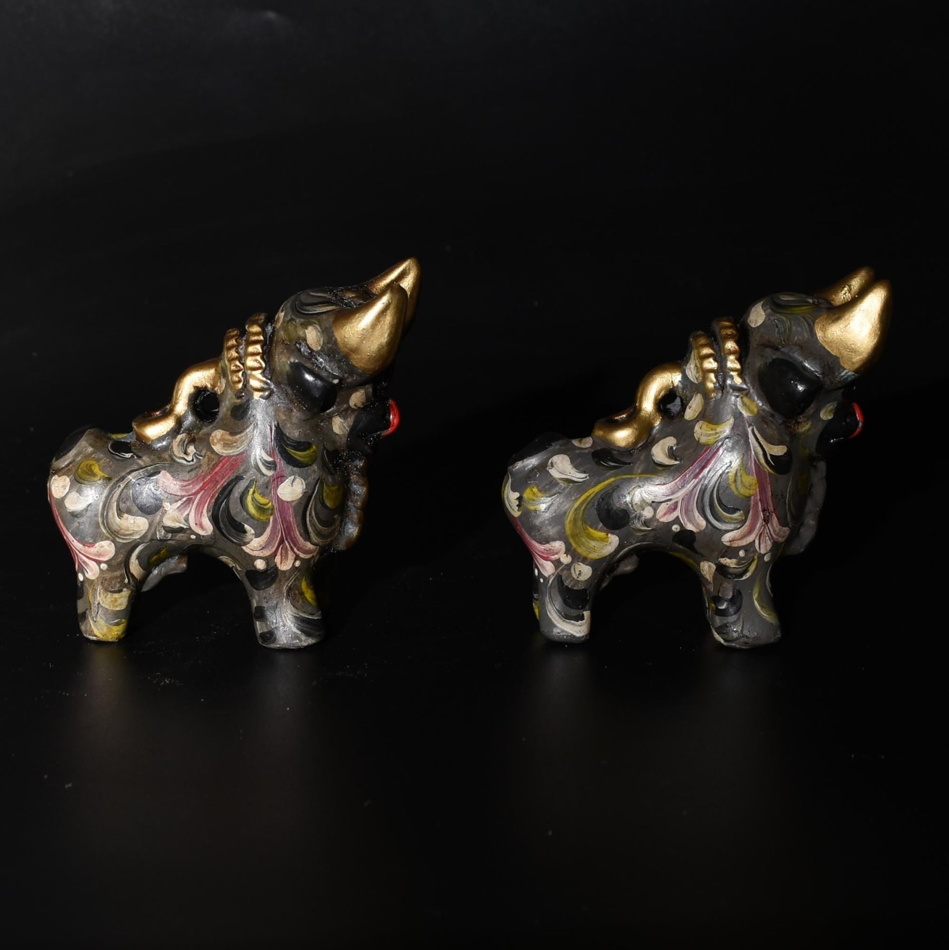 Pair of Ceramic Pucara Bulls hand painted Sacred Valley Peru B52502 - Shaman Things