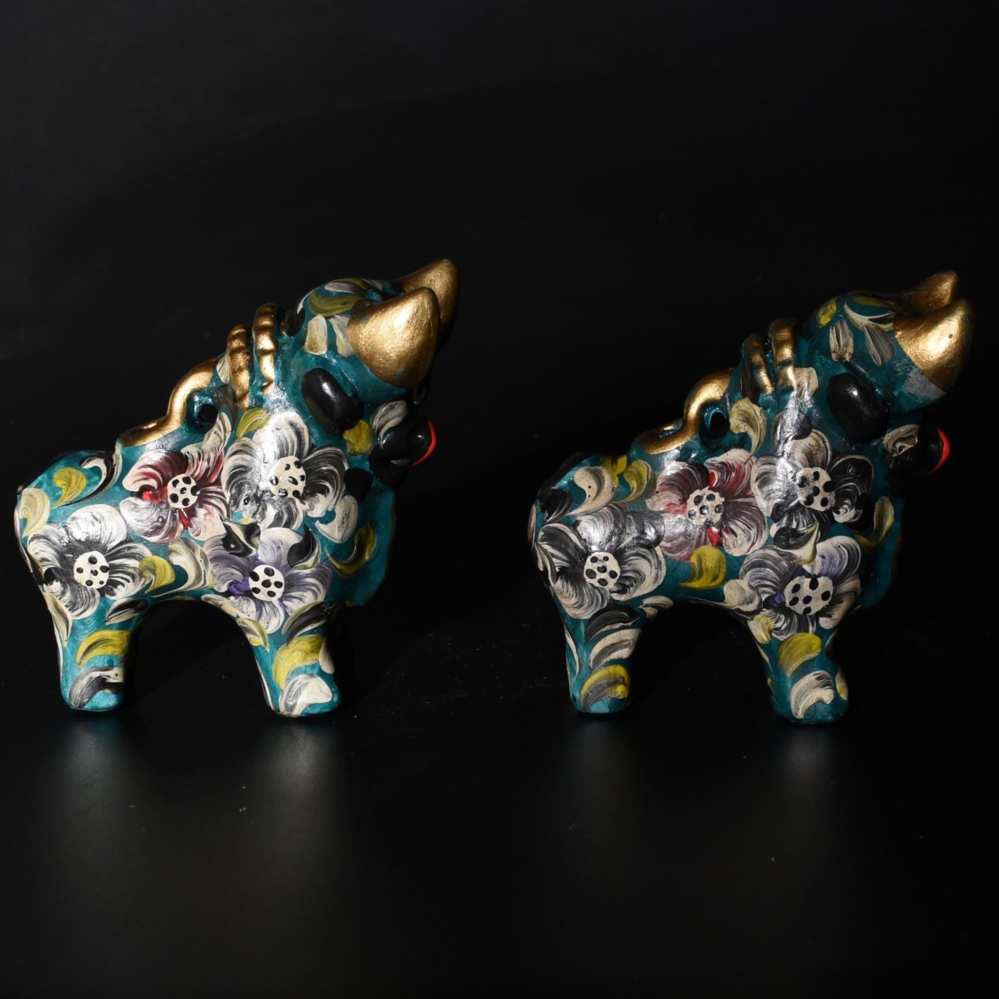 Pair of Ceramic Pucara Bulls hand painted Sacred Valley Peru B52505 - Shaman Things