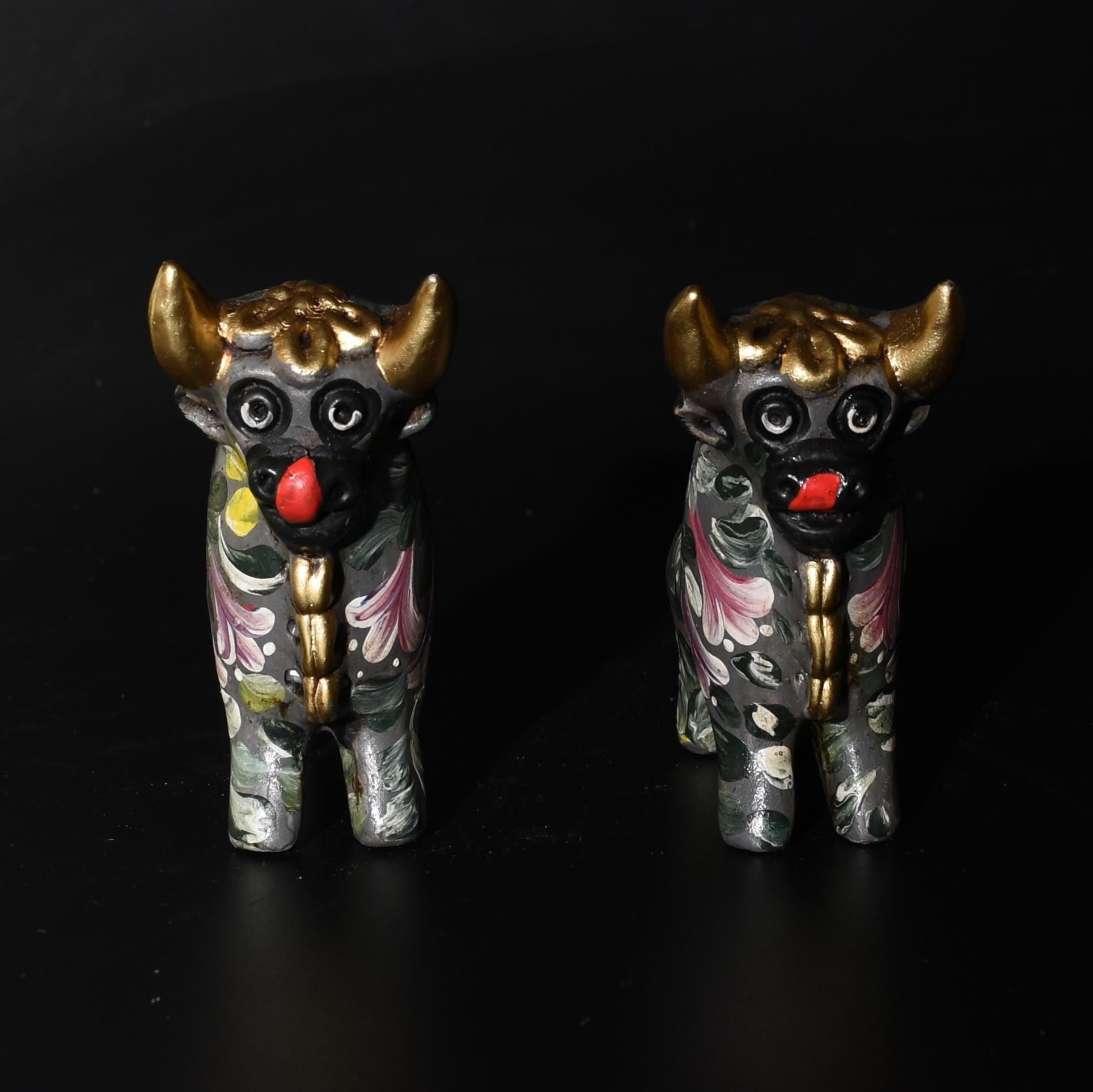 Pair of Ceramic Pucara Bulls hand painted Sacred Valley Peru B52506 - Shaman Things
