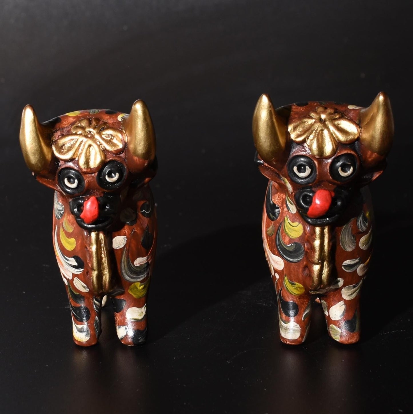Pair of Ceramic Pucara Bulls hand painted Sacred Valley Peru B52509 - Shaman Things