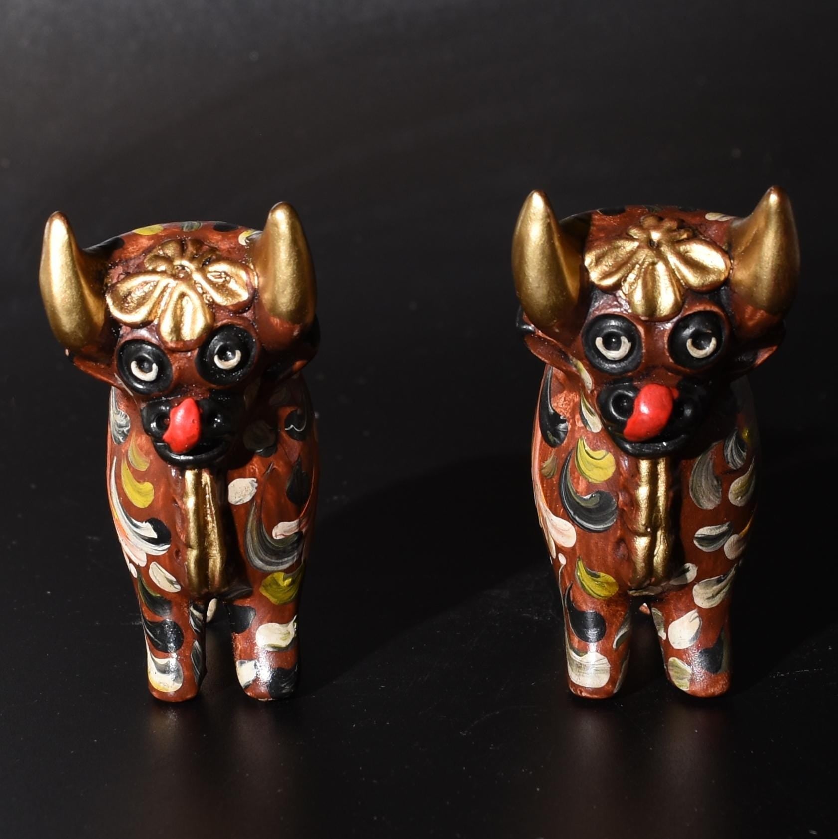 Pair of Ceramic Pucara Bulls hand painted Sacred Valley Peru B52509 - Shaman Things
