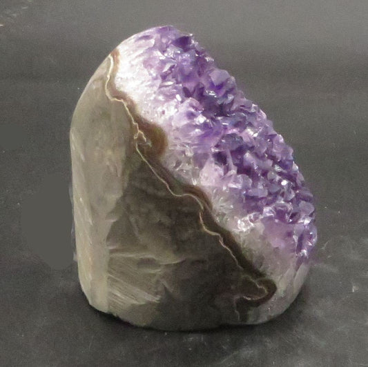 Amethyst Crystal Geode 3 1/4" tall 2 3/4" wide 19 ounces LWAG103