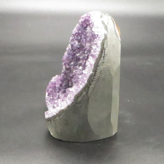 Amethyst Crystal Geode 5" tall 3 3/4" wide 39 ounces LWAG104